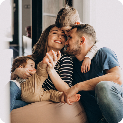 familia jovem com seus filhos em casa se divertindo